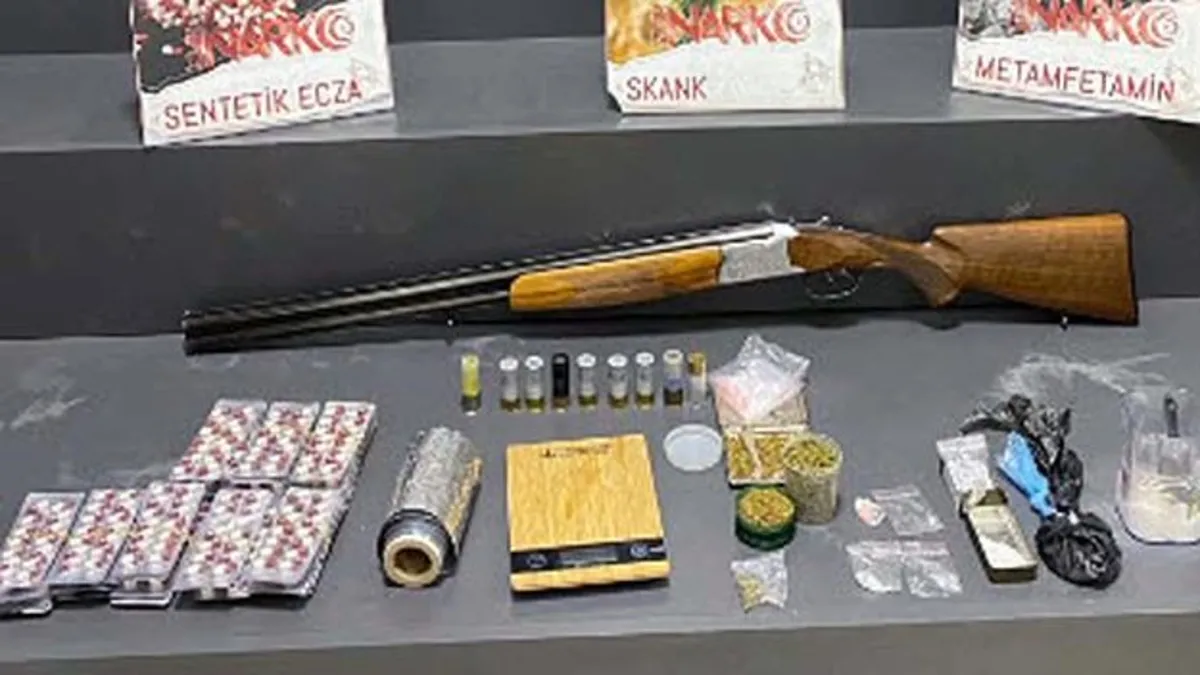 İzmir’de uyuşturucu operasyonu: 11 tutuklama İzmir’de uyuşturucu operasyonu: 11 tutuklama