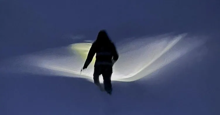 Ekiplerin karda zorlu mesaisi 2 metre karda karanlıkta kalan 12 köy için mücadele ettiler