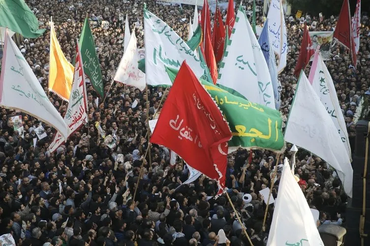 Binlerce İranlı sokağa döküldü! Kasım Süleymani için Ahvaz'da cenaze töreni...