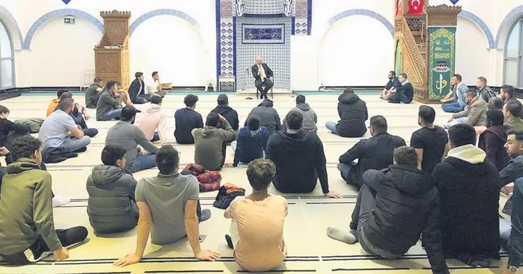 İslam düşmanıydı şimdi camide seminer veriyor