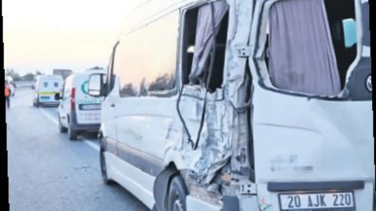 Kamyon işçi servisine çarptı: 1 ölü