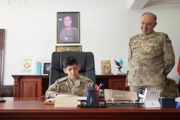 tuggeneral-veysel-yanik-koltugunu-minik-ogrenciye-devretti-1776936786029.jpg