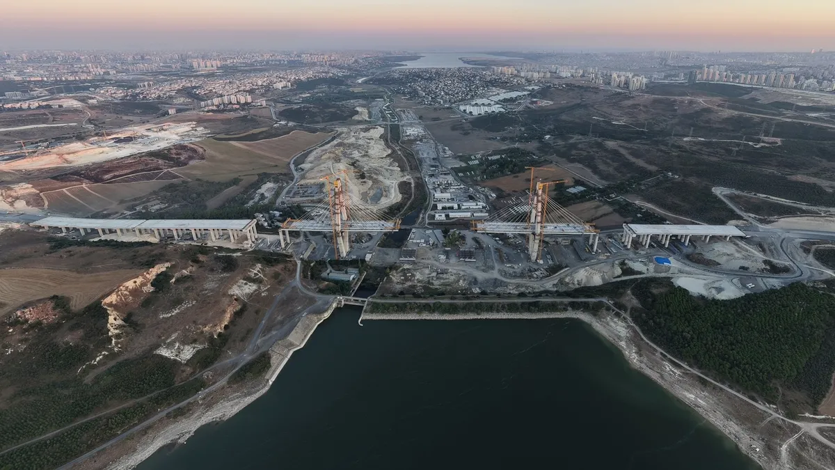250 tonluk dev yükler havada: Kanal İstanbul'un ilk köprüsünde milimetrik tabliye operasyonu