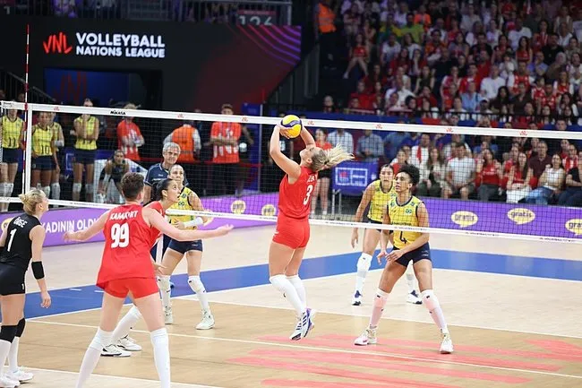 fenerbahce-taraftarindan-buyuk-tepki-ana-cristina-paylasimina-yorum-yagdi-isterseniz-cicek-de-gonderin-1750679500655.jpeg