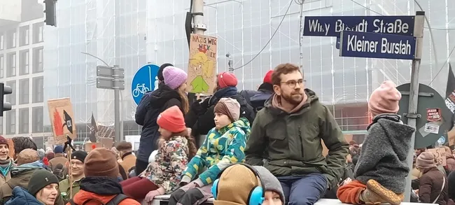 almanyada-irkci-afdye-buyuk-sok-on-binlerce-kisi-protesto-etti-1738654398958.jpg