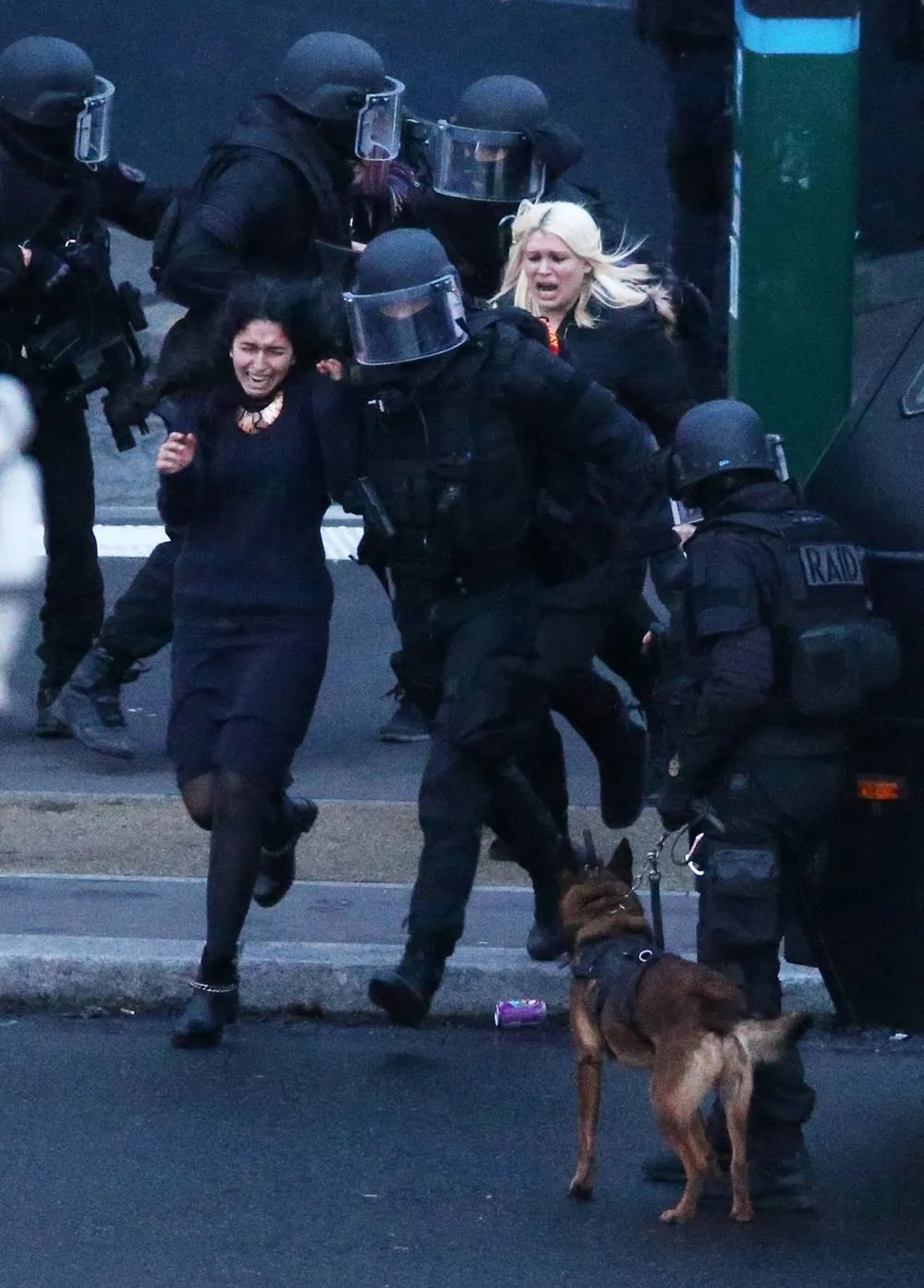 берет в заложники