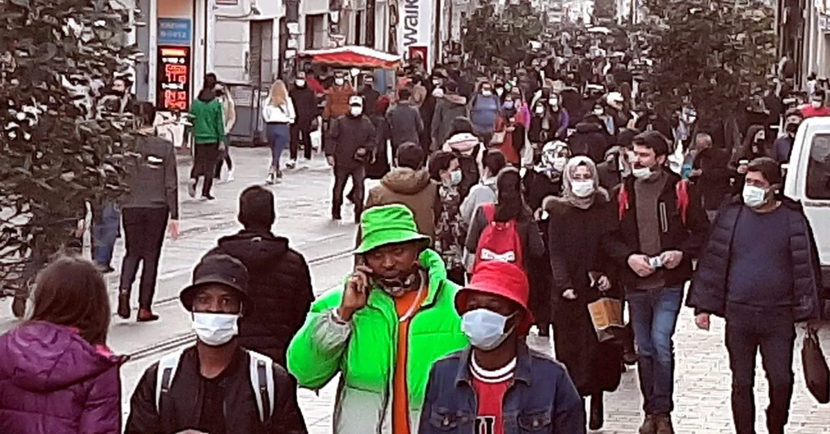 İstanbul'da güneşi gören vatandaşlar sosyal mesafeyi unutup alanlara akın etti