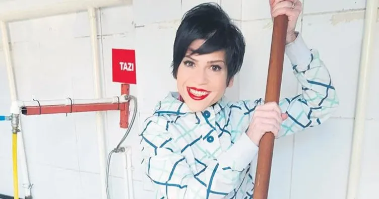 Şarkıcı Aydilge kedilere mama yaptı