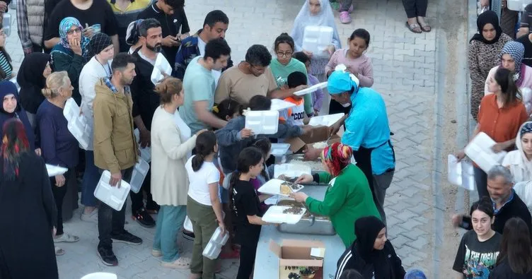 Konya’dan Hatay’a uzanan gönül sofrası!  Gönüllüler konteyner kentte kalan bin 400 kişiye iftar verdi