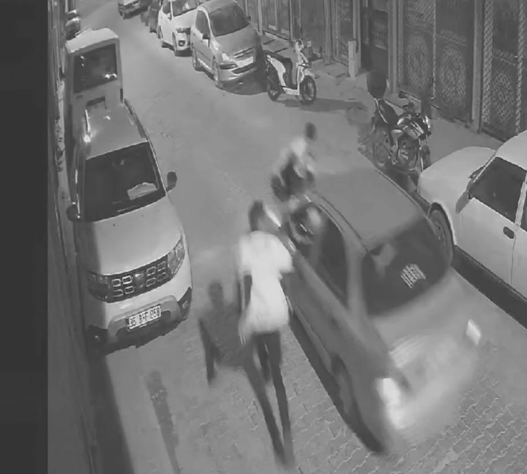 SON DAKİKA… İzmir’de akılalmaz olay! Dur ihtarına uymadı trafik polisi Recep Ersoy’u aracın kaputunda 300 metre sürükledi!