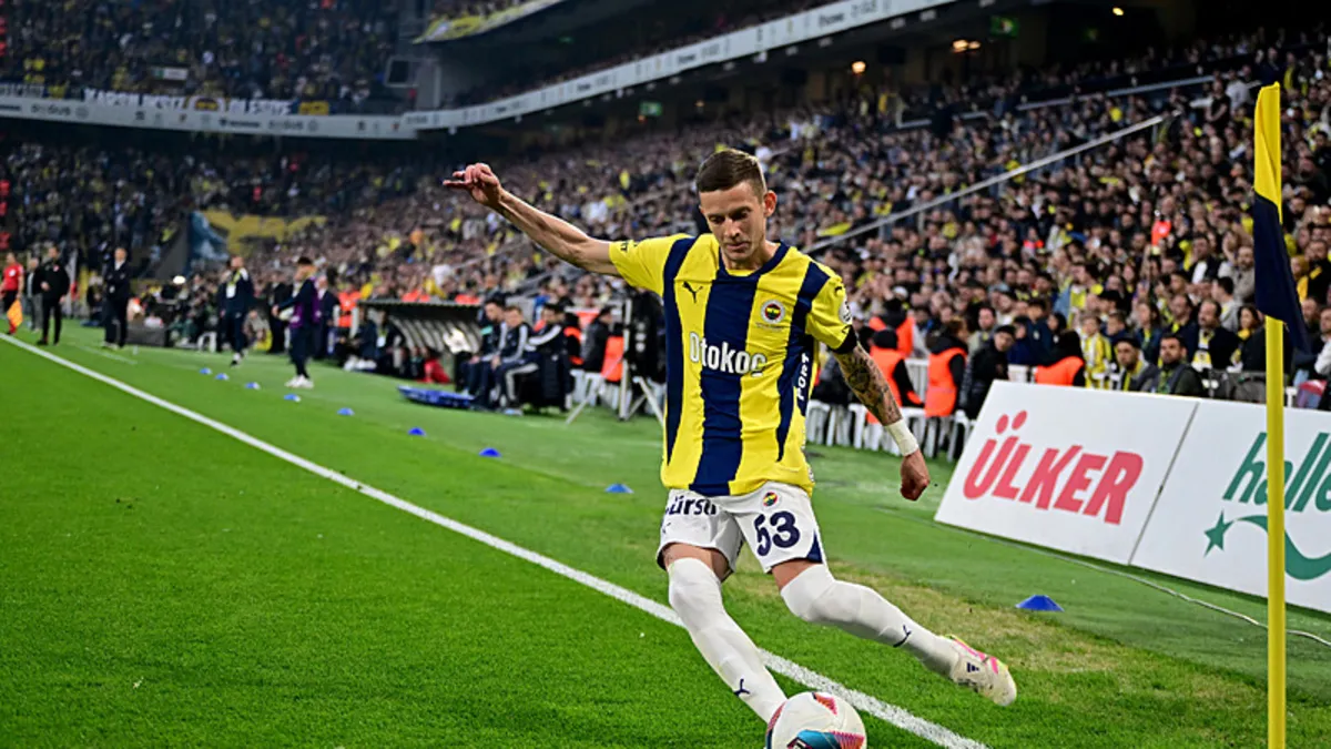 Fenerbahçe'de Sebastian Szymanski'den şaşırtan hareket! Fenerbahçe'de Sebastian Szymanski'den şaşırtan hareket!