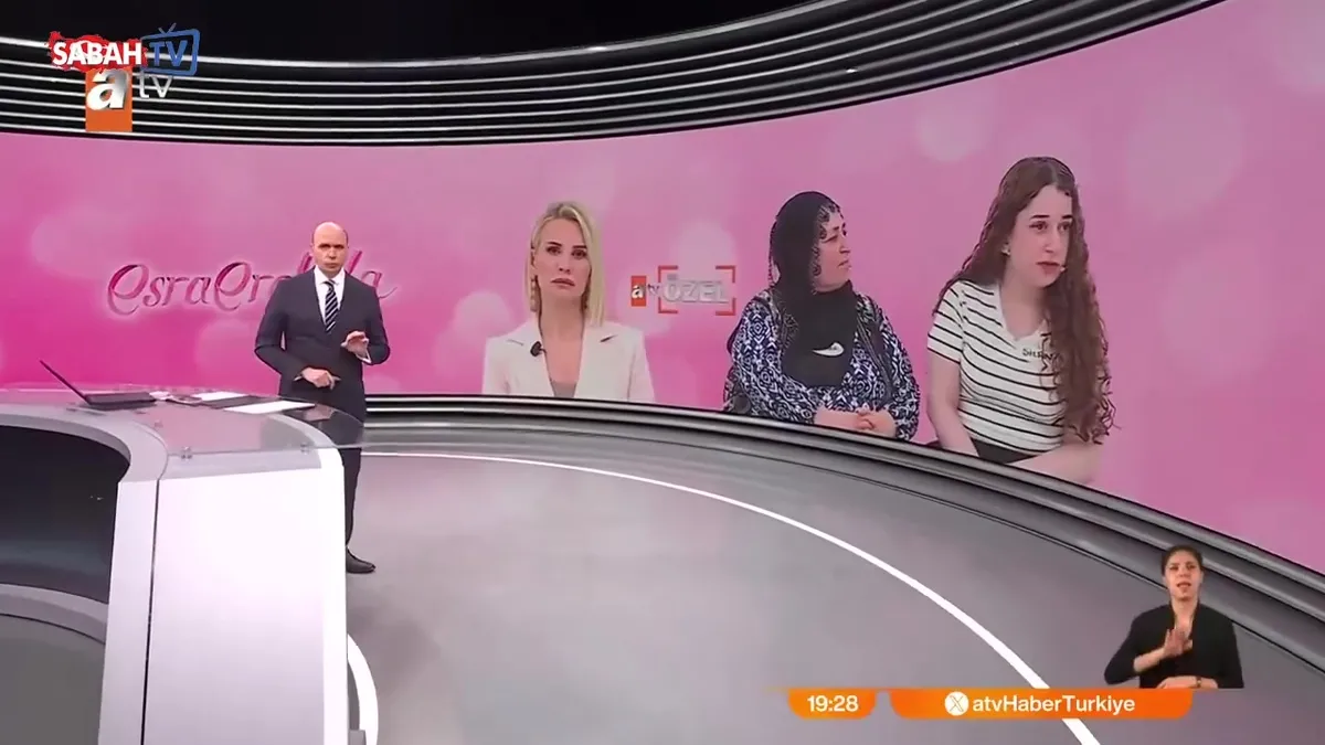 ‘İş aramaya gidiyorum!’ dedi ortadan kayboldu! Esra Erol’da anne ve kızı canlı yayında yüzleşti! videosunu izle ‘İş aramaya gidiyorum!’ dedi ortadan kayboldu! Esra Erol’da anne ve kızı canlı yayında yüzleşti! videosunu izle