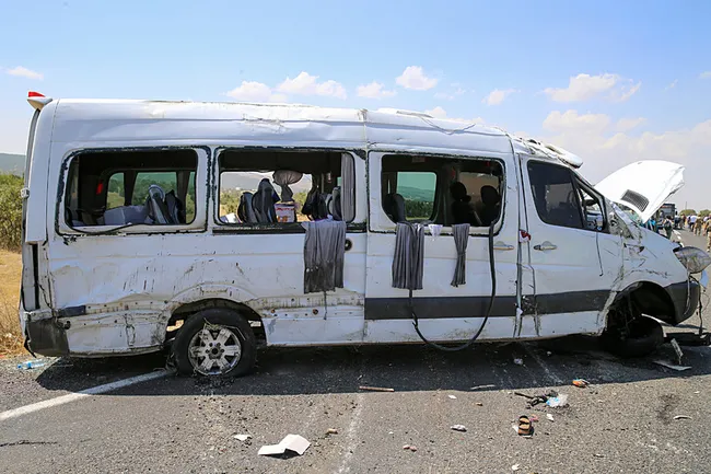 son-dakika-diyarbakir-licede-nisan-donusu-facia-kontrolden-cikan-minibus-devrildi-5-olu-1786788768489.jpeg
