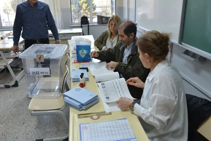 istanbulda-oy-kullanma-islemi-basladi-en-fazla-secmen-esenyurt-en-az-adalarda-1711861893806.jpg