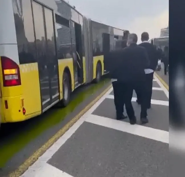 istanbul-beylikduzunde-iki-metrobus-carpisti-1651248889442.jpg