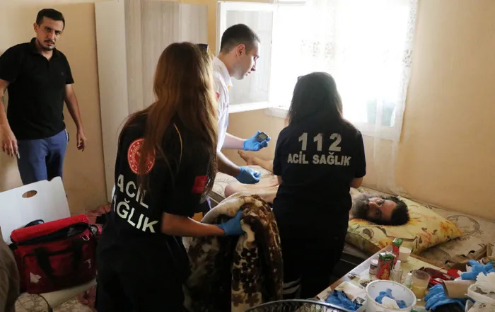 babasini-cop-evde-bu-halde-buldu-resmen-olume-terk-edilmis-1690971414274.jpg