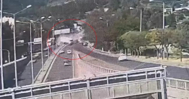 izmirdeki-tir-faciasinin-goruntuleri-ortaya-cikti-1-polisimiz-sehit-2-kisi-yaralanmisti-1777496438550.jpg