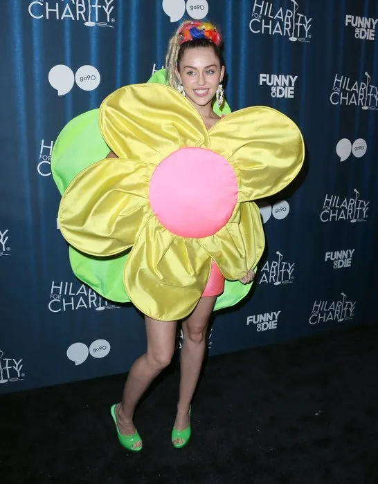 Miley partide çiçek gibi açıldı!