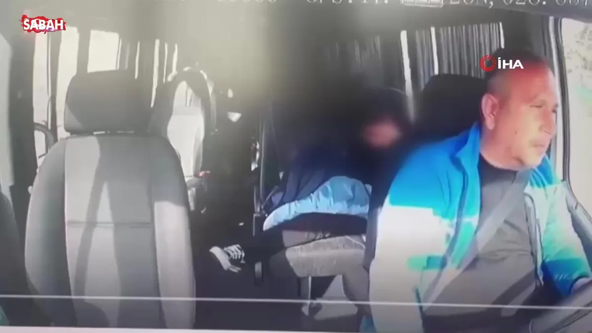 Arnavutköy’de okul servisi ile kamyonet kafa kafaya böyle çarpıştı! | Video videosunu izle Arnavutköy’de okul servisi ile kamyonet kafa kafaya böyle çarpıştı! | Video videosunu izle