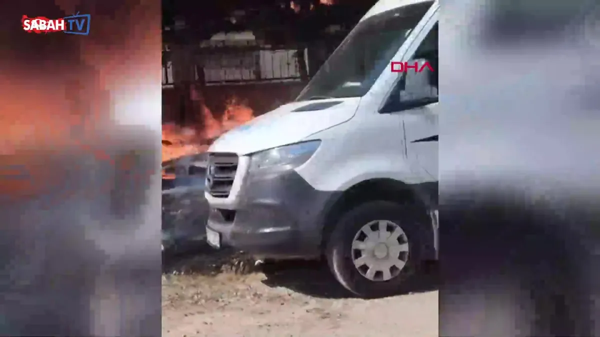 Çöpler yandı: Mahalleli seferber oldu, camı kırıp minibüsü yanmaktan kurtardı videosunu izle Çöpler yandı: Mahalleli seferber oldu, camı kırıp minibüsü yanmaktan kurtardı videosunu izle