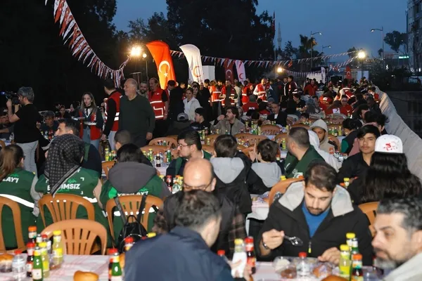 tarihi-taskoprude-kizilaydan-iftar-3-bin-kisi-iftarda-bulustu-1773473325123.jpg
