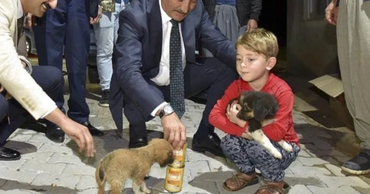 Başkan Tuna, Emirhan’a yavru köpek hediye etti