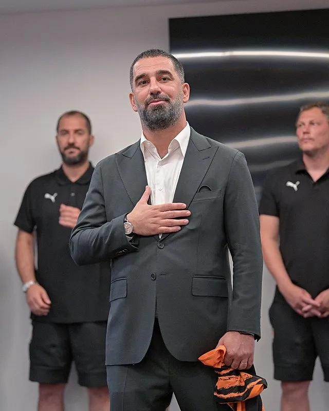 arda-turan-shakhtar-donetskte-futbolcularla-tanisti-1750433976281.jpg