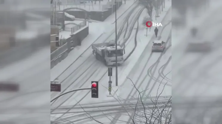 Pendik’te karlı yolda kontrolden çıkan kamyon yokuş aşağı kaydı: O anlar kamerada | Video