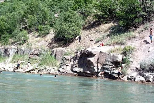 Tunceli'de insanlar plajlara akın ediyor