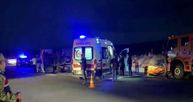 Kars'ta midibüs ile tır çarpıştı: 14 yaralı -