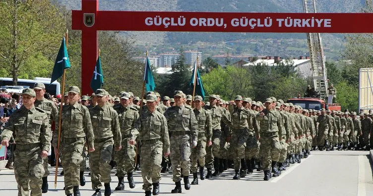 Askerler tören alanına dev Türk bayrağıyla geldi