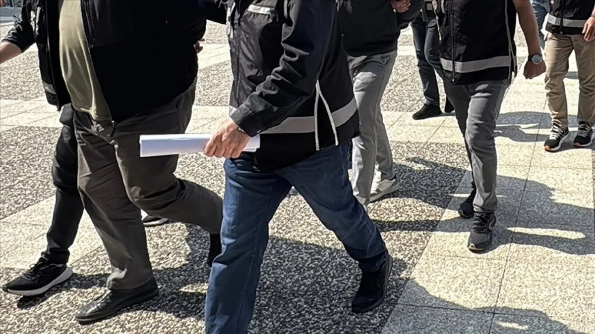 İstanbul merkezli 11 ilde FETÖ operasyonu: 10 kişi tutuklandı! İstanbul merkezli 11 ilde FETÖ operasyonu: 10 kişi tutuklandı!