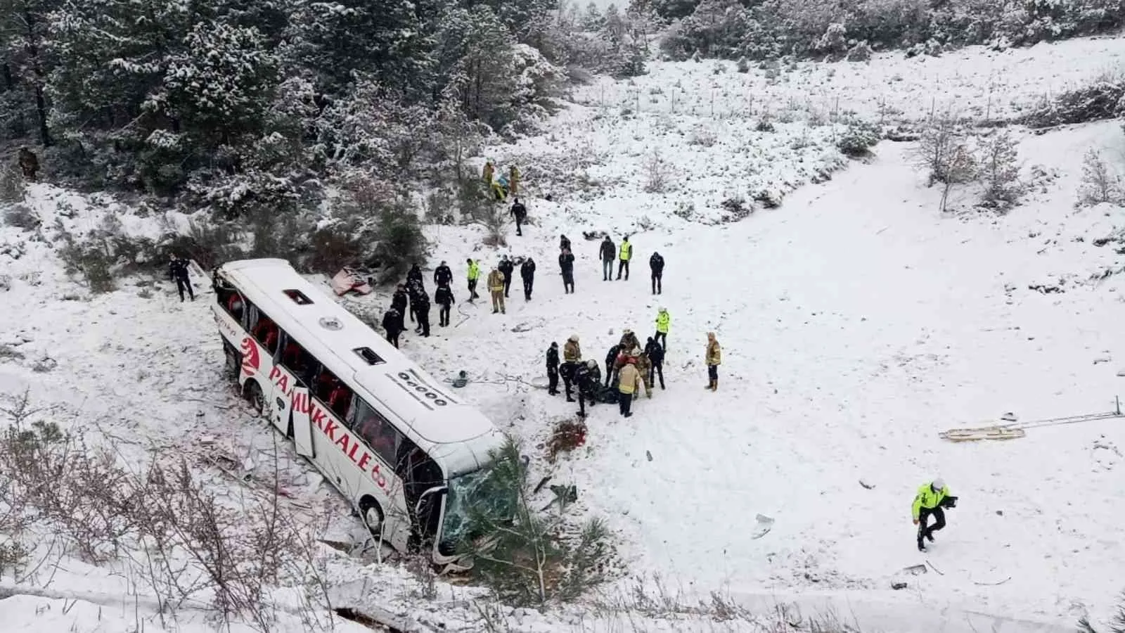 Beykoz Kuzey Çevre Otoyolu’nda yolcu otobüsü şarampole devrildi. Olay yerine çok sayıda sağlık ekibi sevk edildi.
