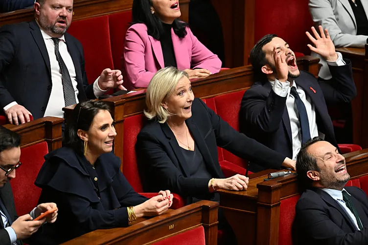 Fransa’da siyasi kriz büyüyor: Macron’a istifa yolu! Yeni başbakan kim olacak?