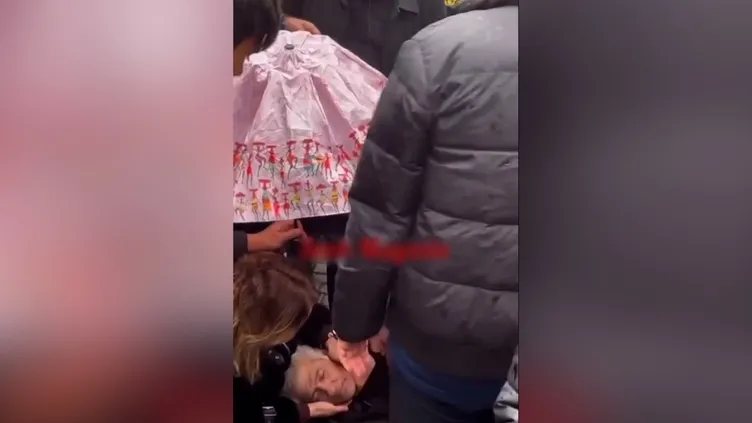 Ferdi Tayfur’un büyük oğlu Timur Turanbayburt cenaze törenin baygınlık geçirdi! İşte o anlar...