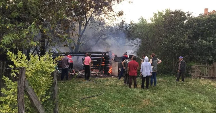 Yıldırım düştü saman balyaları yandı