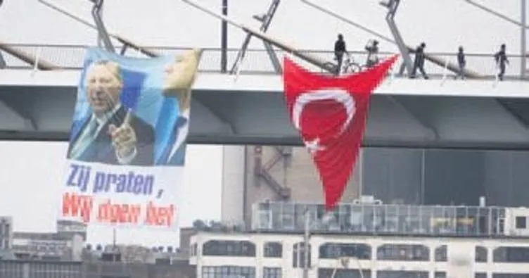 Erasmus Köprüsü’ne Erdoğan posteri