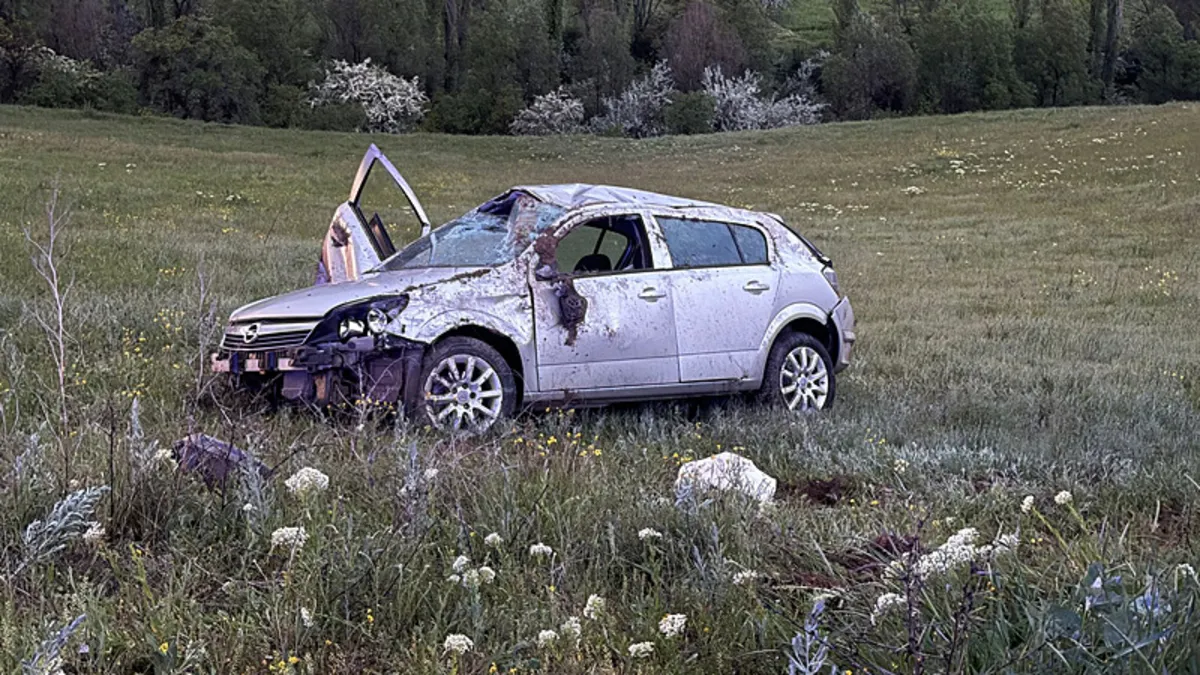 Sivas’ta şarampole devrilen otomobilde 2 kişi yaralandı Sivas’ta şarampole devrilen otomobilde 2 kişi yaralandı