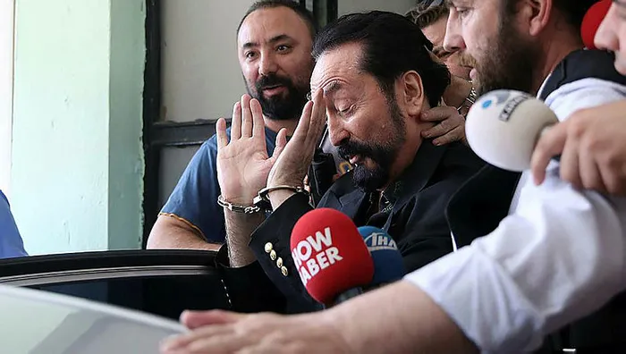 adnan-oktara-gonderilen-erotik-fotograflar-cezaevini-harekete-gecirdi-1658399275680.jpg