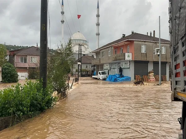 sakaryada-saganak-yagis-sonrasi-dere-tasti-yollar-gole-dondu-1790665546338.jpg