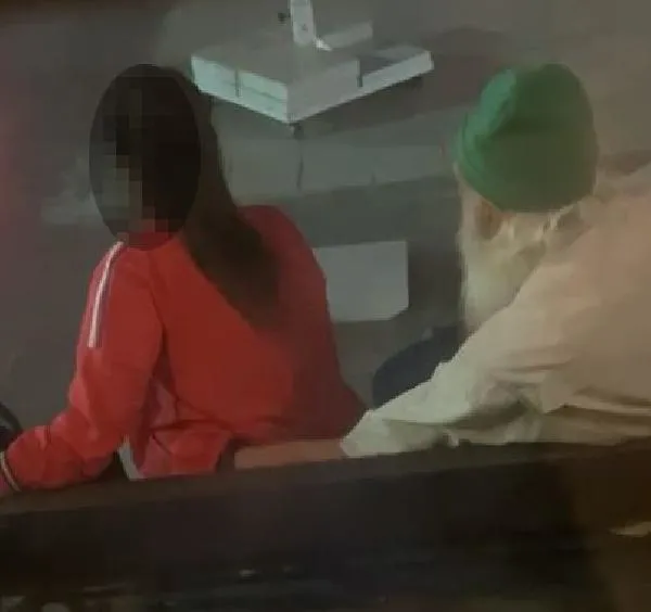 Yaşlı sapık engelli kıza sende nazar var çıkarayım dedi! İğrenç anları vatandaş kaydetti!