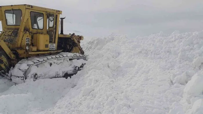 Çayırlı’da karla kaplı köy yolları açılıyor