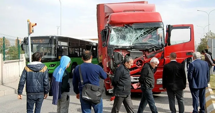 Kayseri’de TIR ile halk otobüsü çarpıştı: 10 yaralı