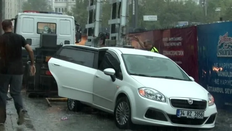 İstanbul'da yolları su bastı; tramvay seferi durdu