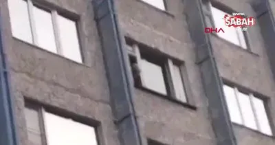 Son dakika haberi: 2 yaşındaki torununu camdan atmaya çalışan dede dehşeti kamerada | Video