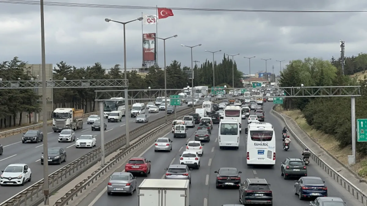 İstanbul’da bayram öncesi trafikteki yoğunluk sürüyor İstanbul’da bayram öncesi trafikteki yoğunluk sürüyor