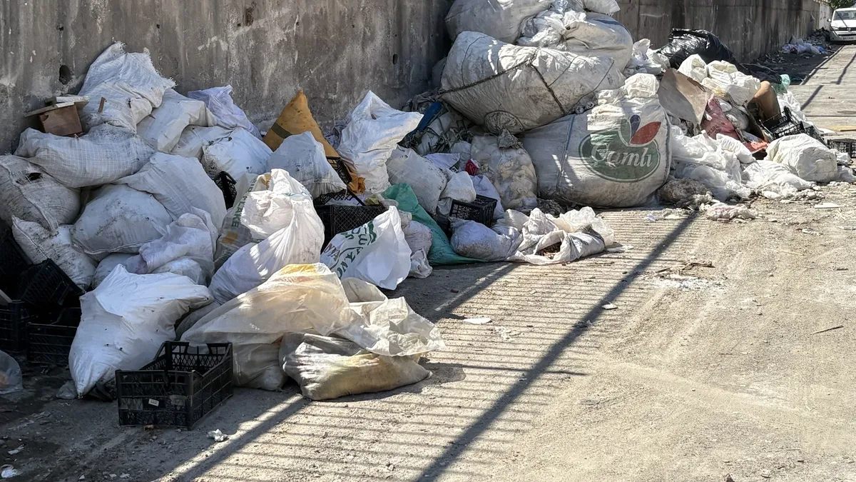 İzmir’de vatandaşların ‘çöp’ isyanı! “Bari bayramda temizleyin” İzmir’de vatandaşların ‘çöp’ isyanı! “Bari bayramda temizleyin”