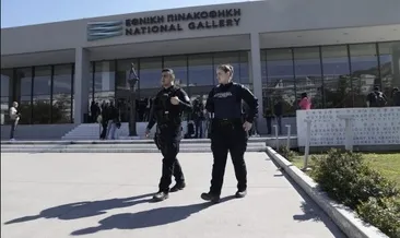 Yunan milletvekilinden şoke eden hareket: Galerideki eserleri tahrip etti