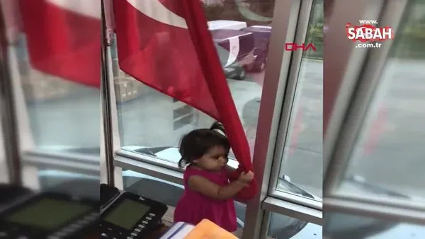 Bir buçuk yaşındaki minik Doğa'nın bayrak sevgisi