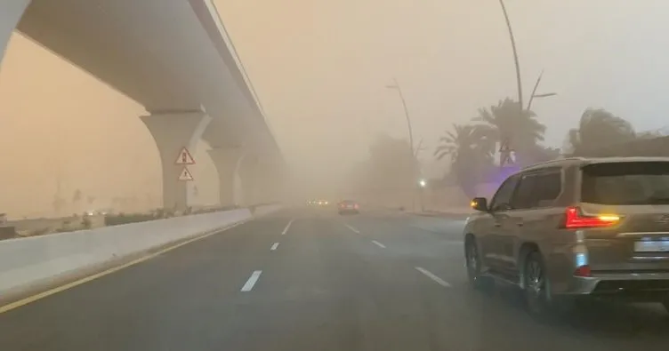 Suudi Arabistan’da kum fırtınası! Gökyüzünün rengi turuncuya döndü